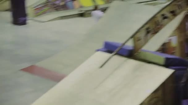 KRASNOYARSK, RÚSSIA - Março 15, 2014: Patinador de rolo pular para fora do trampolim em alta velocidade, virar no ar. Competição no parque de skate. Audiência — Vídeo de Stock