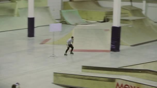 俄罗斯克拉斯诺亚尔斯克 - 2014年3月15日：轮滑运动员在空中做出不成功的特技表演。在溜冰场比赛。失败。摄影师。极端 — 图库视频影像