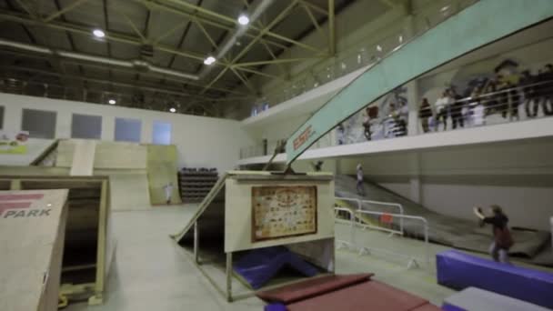 クラスノヤルスク、ロシア - 2014 年 3 月 15 日: ローラー スケートは垂直方向のばね板を乗り切る、アーチのロールします。高速。人々。スケートパークでコンテストします。 — ストック動画