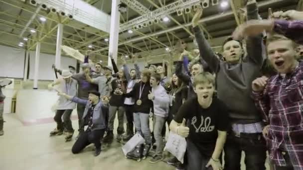 Krasnoyarsk, Rusland - 15 maart 2014: Neem uitzicht op tieners foto met rolschaatsers. Concurrentie in het skatepark. Verhoogde handen. Winnaars. — Stockvideo