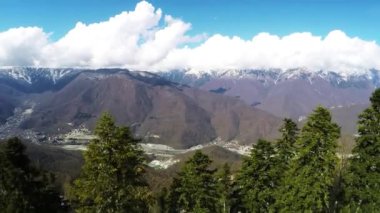 Quadrocopter peyzaj dağlar ateş. Güneşli bir gün. Doğa. Kar. Ağaçlar