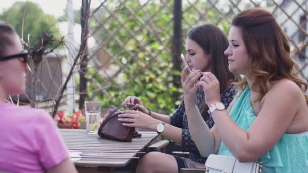 Jonge meisjes zitten op het terras van restaurant. Spreken. Zwangere vrouw nemen selfie. — Stockvideo