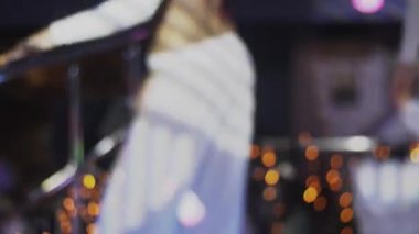 Beyaz bikinili seksi git git kız dans partisi gece kulübünde. Dalga ganimet.