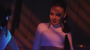 Beyaz bikinili seksi git git kız dans partisi gece kulübünde. Parlak makyaj.