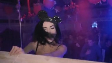 Saint Petersburg, Rusya Federasyonu - 13 Şubat 2015: Mc kız kulakları, kafa sallamak, gece kulübünde sahneye el kaldırsın. Ağır çekim