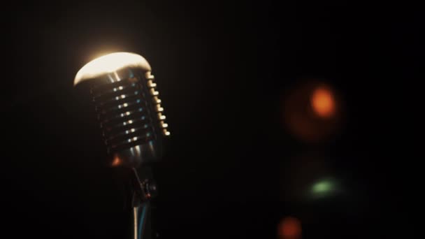 Vista del micrófono de concierto permanecer en el escenario en el club vacío bajo el foco. Luces — Vídeos de Stock