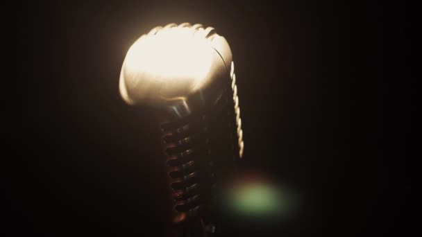 Konser parlayan mikrofon görünümünü döndürmek sahnede spot altında boş kulübü — Stok video