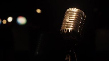 Konser metal parlayan mikrofon boş retro kulüpte sahnede kalmak. Spot.