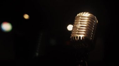 Konser vintage mikrofon boş retro kulüpte sahnede standı. Spot.