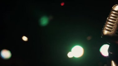 Konser metal parıltı mikrofon boş kulüpte sahnede kalmak. Yeşil spot ışıkları.
