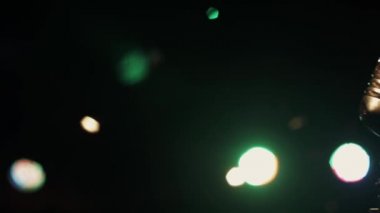 Konser vintage parıltı mikrofon standı retro kulübündeki sahnede. Yeşil ışık.
