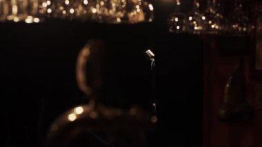 Boş retro kulübün bar standı. Vintage mikrofon spot altında sahnede standı