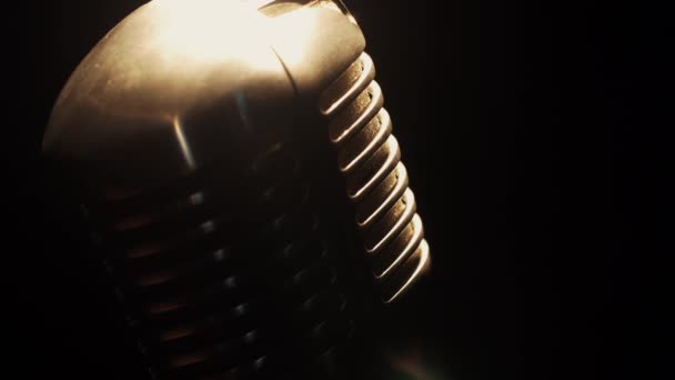 Concert vintage brillant microphone rester sur scène dans le bar vide sous les projecteurs — Video