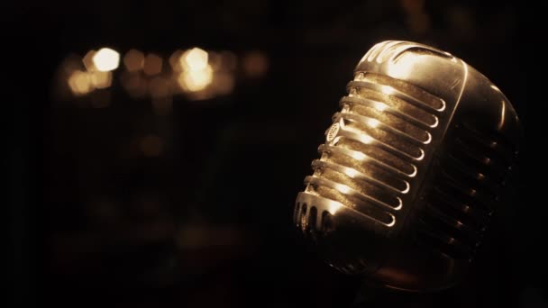 Концертный металлический винтажный микрофон стоит на сцене в пустом ретро-клубе. Прожекторы . — стоковое видео