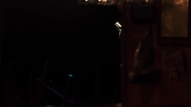 レトロなクラブのステージに立つコンサートメタル光るマイク。ヴィンテージ。バー — ストック動画