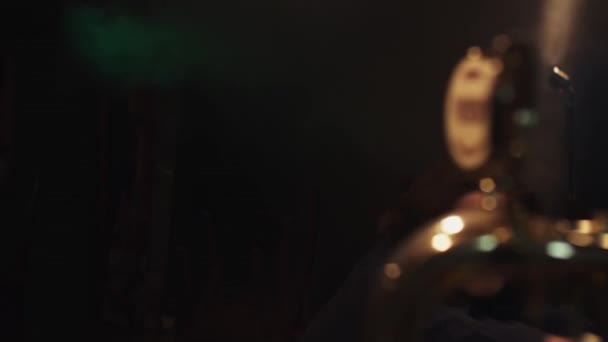 La femme de ménage en gants s'enfuit de la scène dans un club vide. Éteignez la musique au bar .