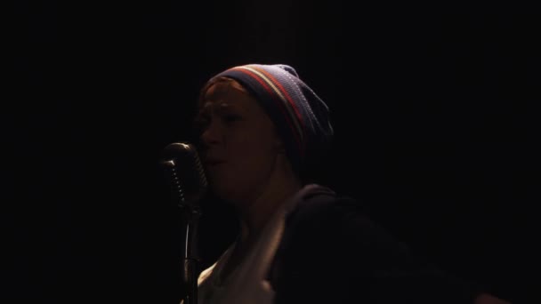Femme de ménage avec serpillière chanter dans le microphone sur scène du club vide, enlever le chapeau — Video