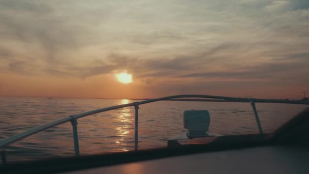 Barco lentamente navegar para o verão belo pôr do sol. Mar. Natureza. Noite romântica — Vídeo de Stock