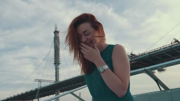 モーター ボートで赤い髪の幸せな女の子。カメラで笑います。夏。エンターテイメント — ストック動画