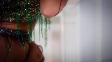 Kadın kollarından kan akar ve çıplak bacaklara damlar..