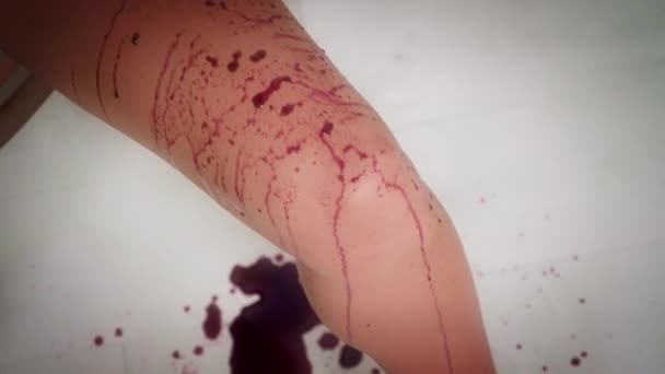 Blood flows down female bare leg and drips to the floor. — Stock Video
