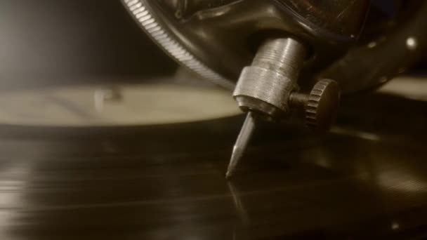Close-up van een naald van een oude grammofoon die muziek speelt op een vinylplaat. — Stockvideo