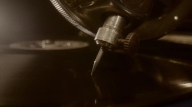 Eski bir gramofonun vinil plakla müzik çalarkenki görüntüsü..