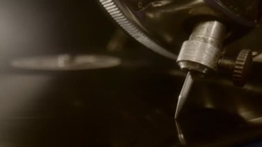 Eski bir gramofonun iğnesi vinil plağa konur..