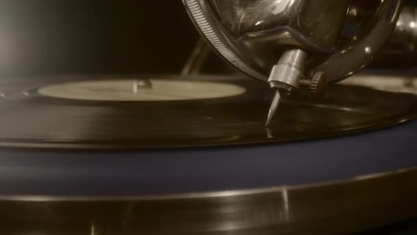 Dolly zoom naald van een oude grammofoon die muziek speelt op een vinyl plaat. — Stockvideo