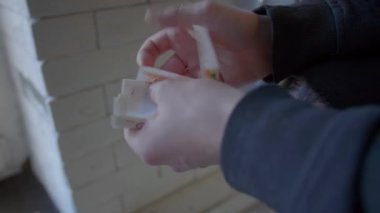 Yakın plan çekimde Rus parası ruble olarak sayılıyor..