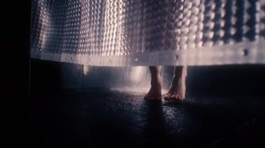 Kadın duşta su geçirmez beyaz bir perdenin arkasında yıkanır..