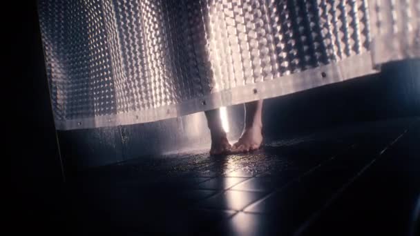 A mulher lava-se no chuveiro atrás de uma cortina branca impermeável. — Vídeo de Stock
