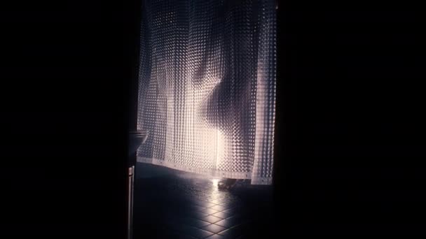 Egy nő borotválkozik egy zuhanyfülkében egy áttetsző függöny mögött.. — Stock videók