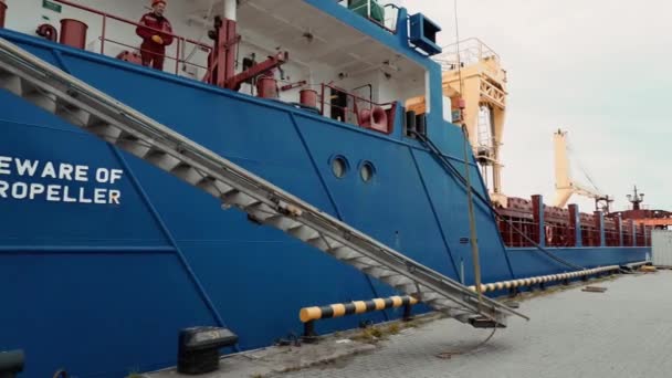 Dokwerkers tillen de ladder op het schip en bereiden zich voor op vertrek. — Stockvideo