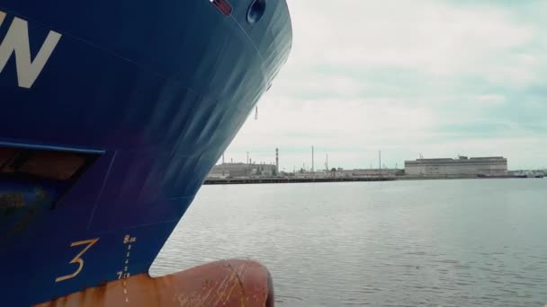Příď obrovské lodi odplouvající od mola. — Stock video