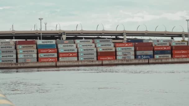 Склад грузовых контейнеров на пирсе в порту. — стоковое видео