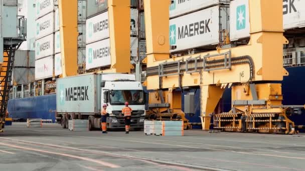 Ein großer LKW fährt in den Hafen ein, um Container zu beladen. — Stockvideo