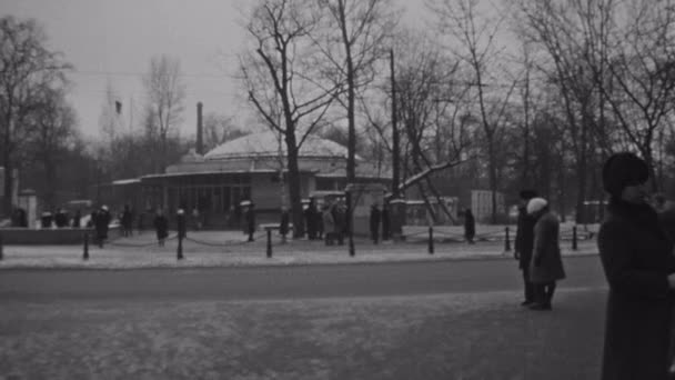 Vue de la station de métro depuis la rue. Des gens en bas dans un passage souterrain. Voitures. Jour d'hiver — Video