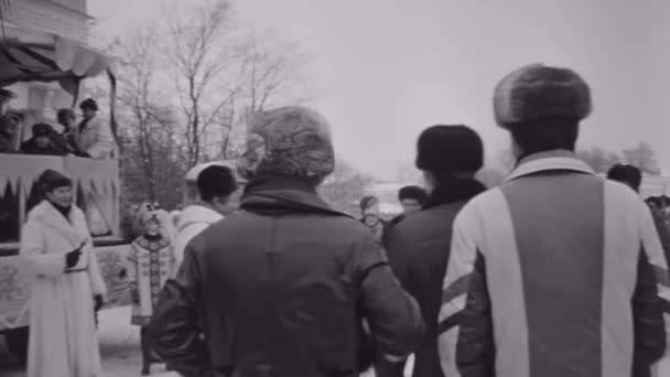 Gente en el evento de invierno entretenimiento. Anfitrión con abrigo de piel del Padre Frost. Chicas bailan danza rusa. — Vídeo de stock