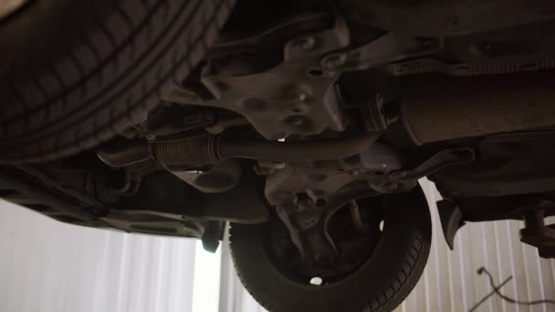 Automechaniker repariert Auto auf dem Lift in der Tankstelle — Stockvideo