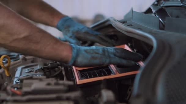 加油站的汽车修理工改变了车上的空气过滤器 — 图库视频影像