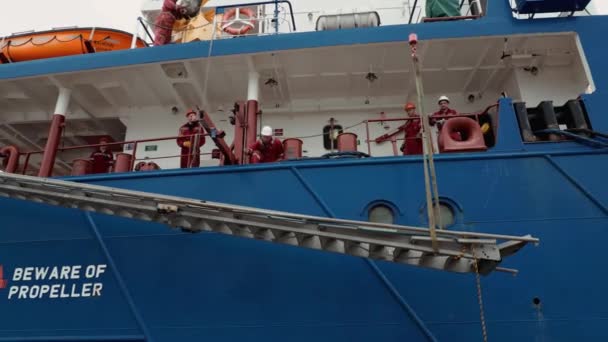 SAINT PETERSBURG, RUSKO - 10. června 2020: Pracovníci doků zvednou žebřík na loď a připraví se k odletu — Stock video