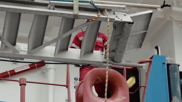SAINT PETERSBURG, RUSKO - 10. června 2020: Pracovníci doků zvednou žebřík na loď a připraví se k odletu. — Stock video