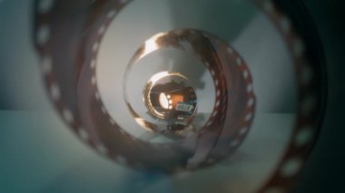 Kamera film şeridinden geçiyor. Makro merceğe göre Dolly zoom