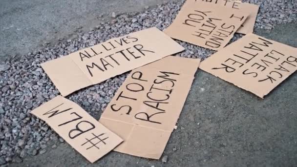 Bannières en papier avec inscriptions BLM, ALL LIVESMATTER, STOP RACISME se trouvent sur le sol — Video