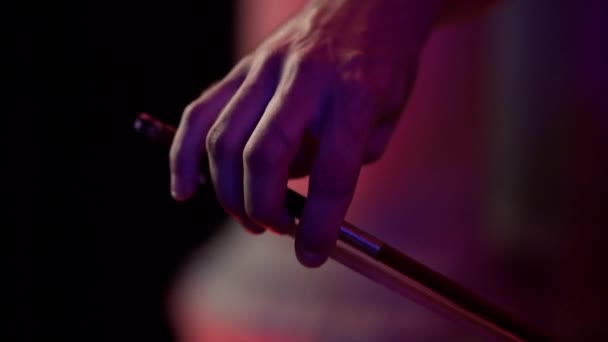 Close-up van een mans hand die cello speelt. — Stockvideo