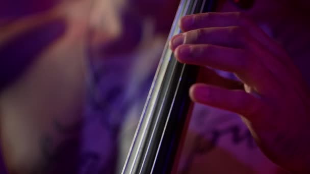 Detailní záběr mužské ruky hrající na violoncello. — Stock video