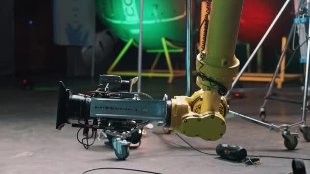 Industrial robot hand with video camera moves and shoots movies — Stock Video