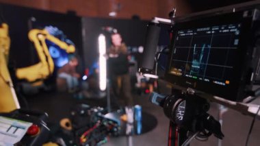 Video kameralı endüstriyel robot el hareket ediyor ve reklam çekiyor