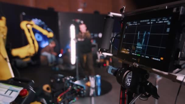 Рука промышленного робота с видеокамерой движется и снимает рекламу — стоковое видео